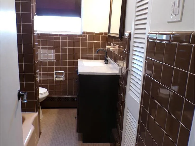 2440 W Livingston St — Photo 29