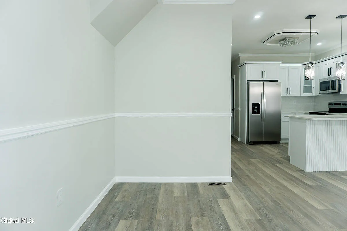 3 bed, 1.0 bath, 1000 sqft, $2,200 — Photo 4