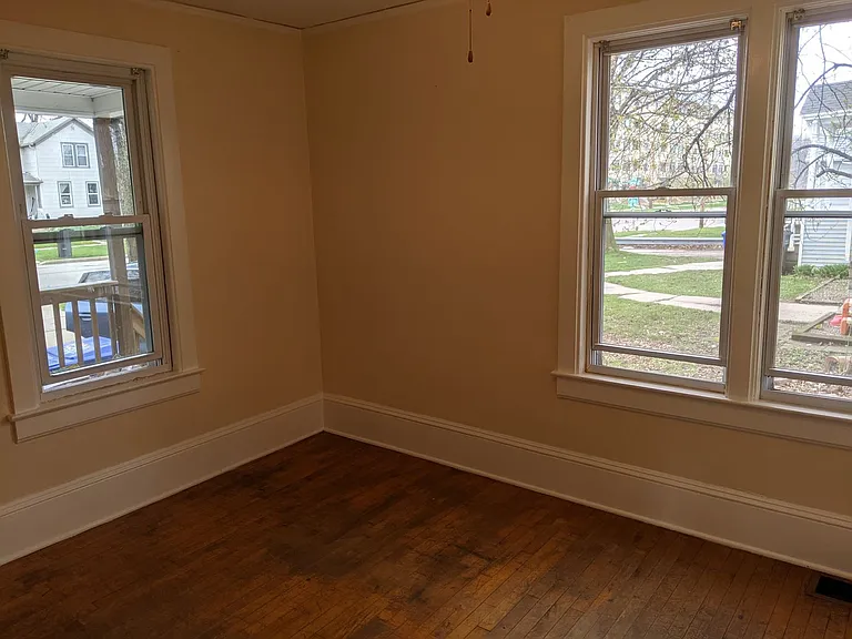 214 N State St — Photo 11