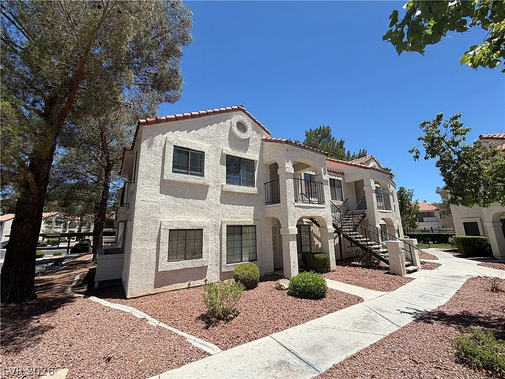 2 bed, 2.0 bath, 884 sqft, $1,345 — Photo 1