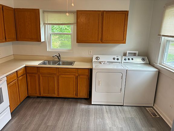3rd image of 827 Banks Ave