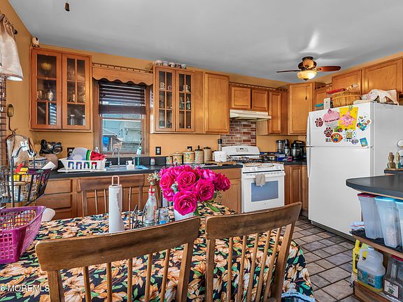 4th image of 141 7th Street