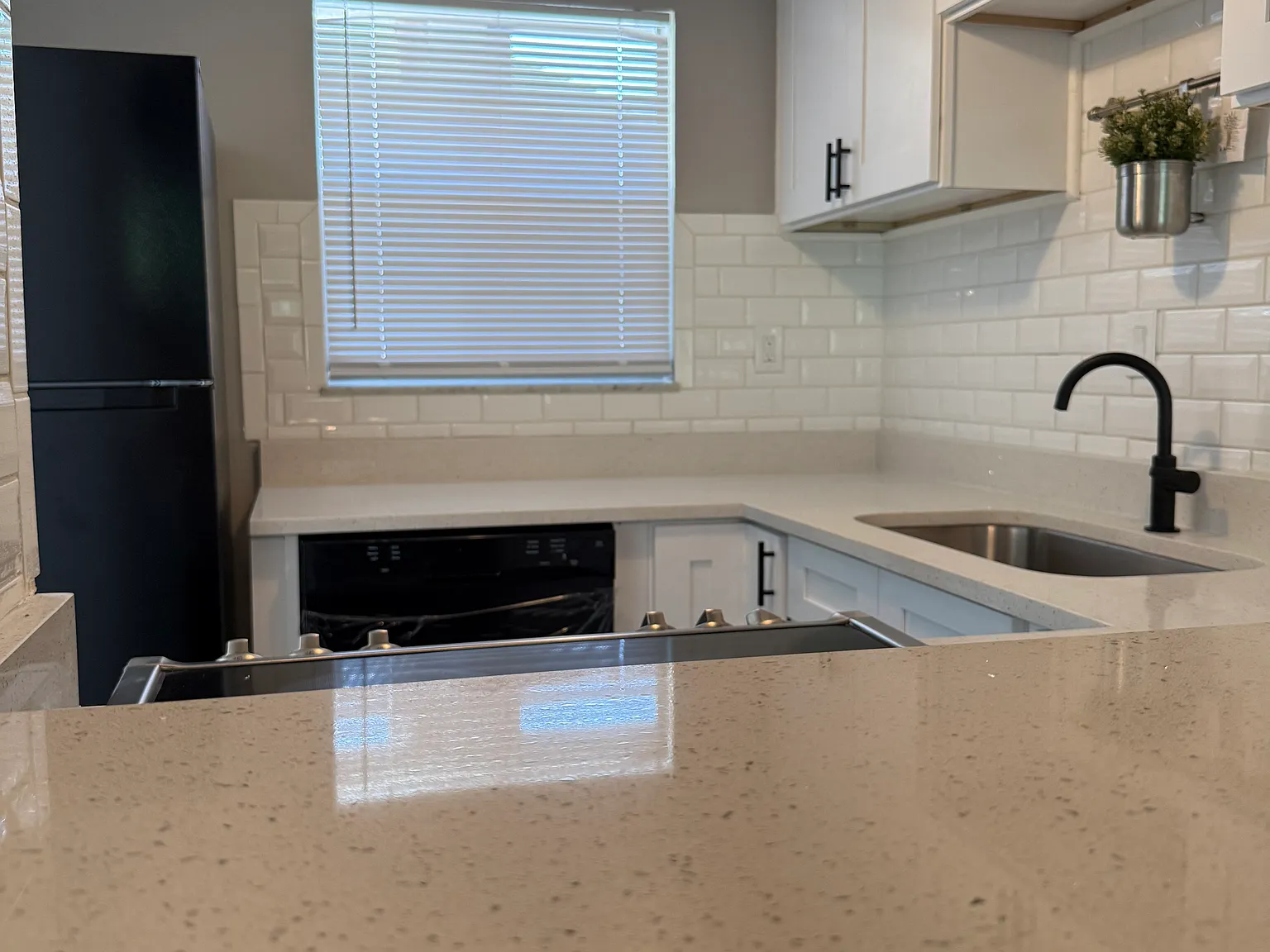 2 bed, 900 sqft, $1,600 — Photo 3