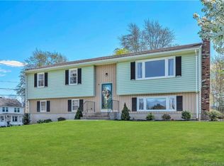 1 Blackhaw Dr, Cromwell, CT 06416