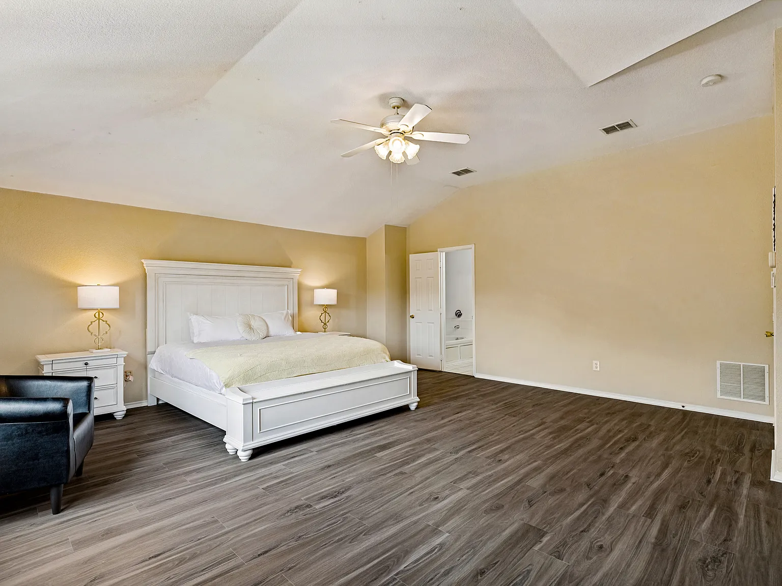 4 bed, 2294 sqft, $4,500 — Photo 3