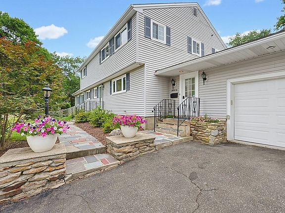 2nd image of 32 Falcon St