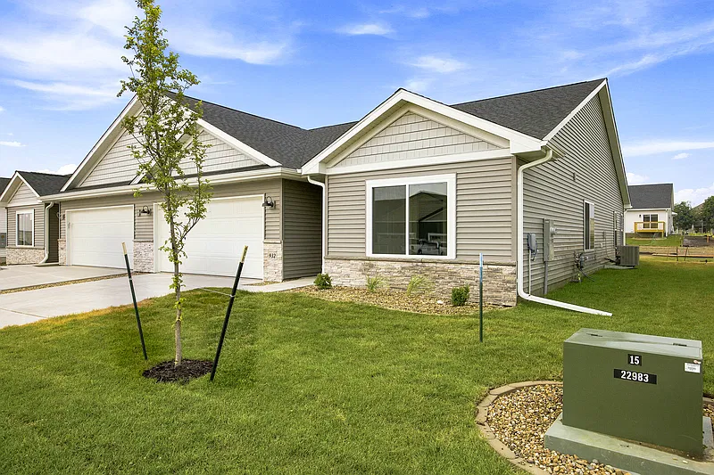 3 bed, 2.0 bath, 1710 sqft, $2,600 — Photo 2
