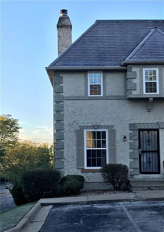 3 bed, 2.5 bath, 1920 sqft, $2,350 — Photo 2