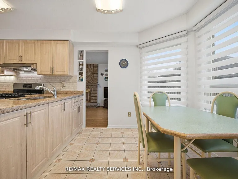 62 Fernbrook Cres — Photo 15