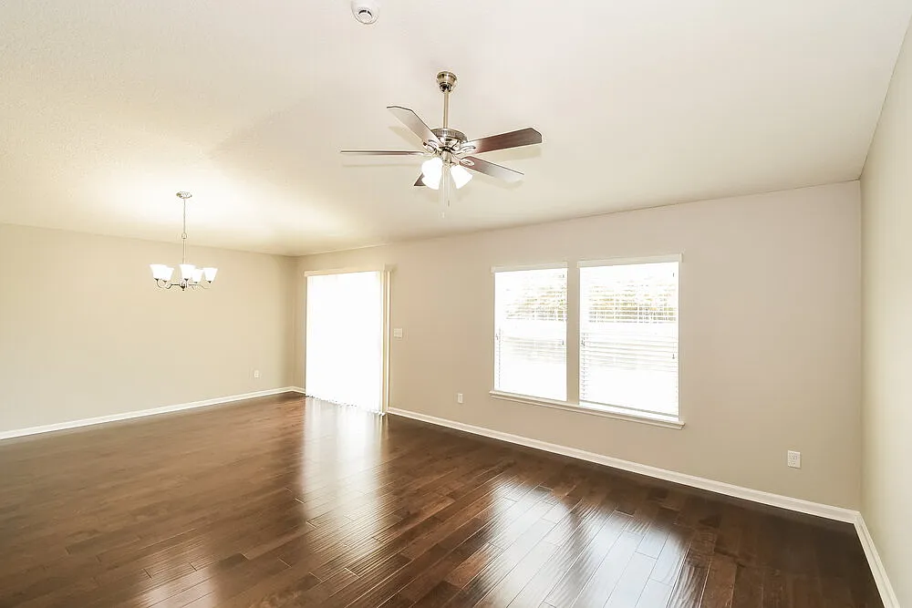 3 bed, 2.0 bath, 1503 sqft, $1,930 — Photo 3