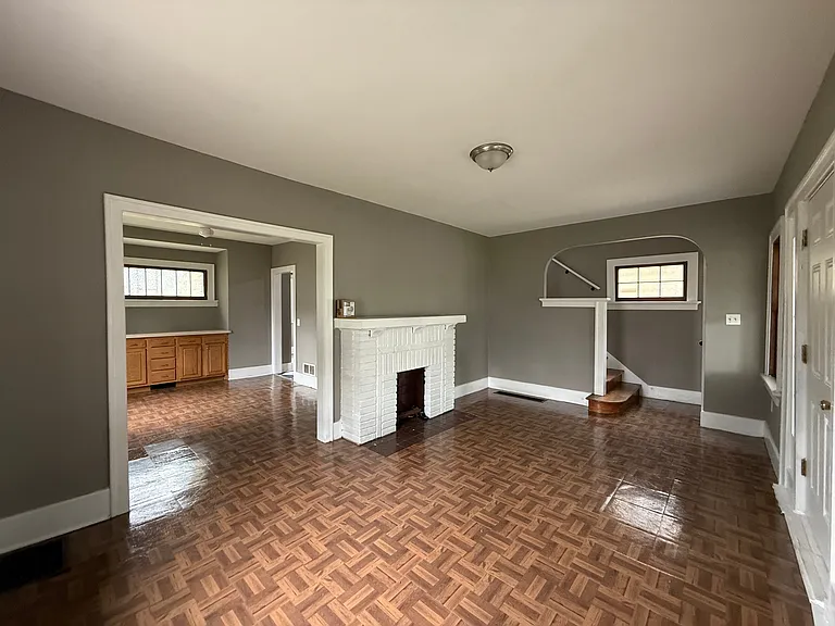 915 Woodstock Ave — Photo 6
