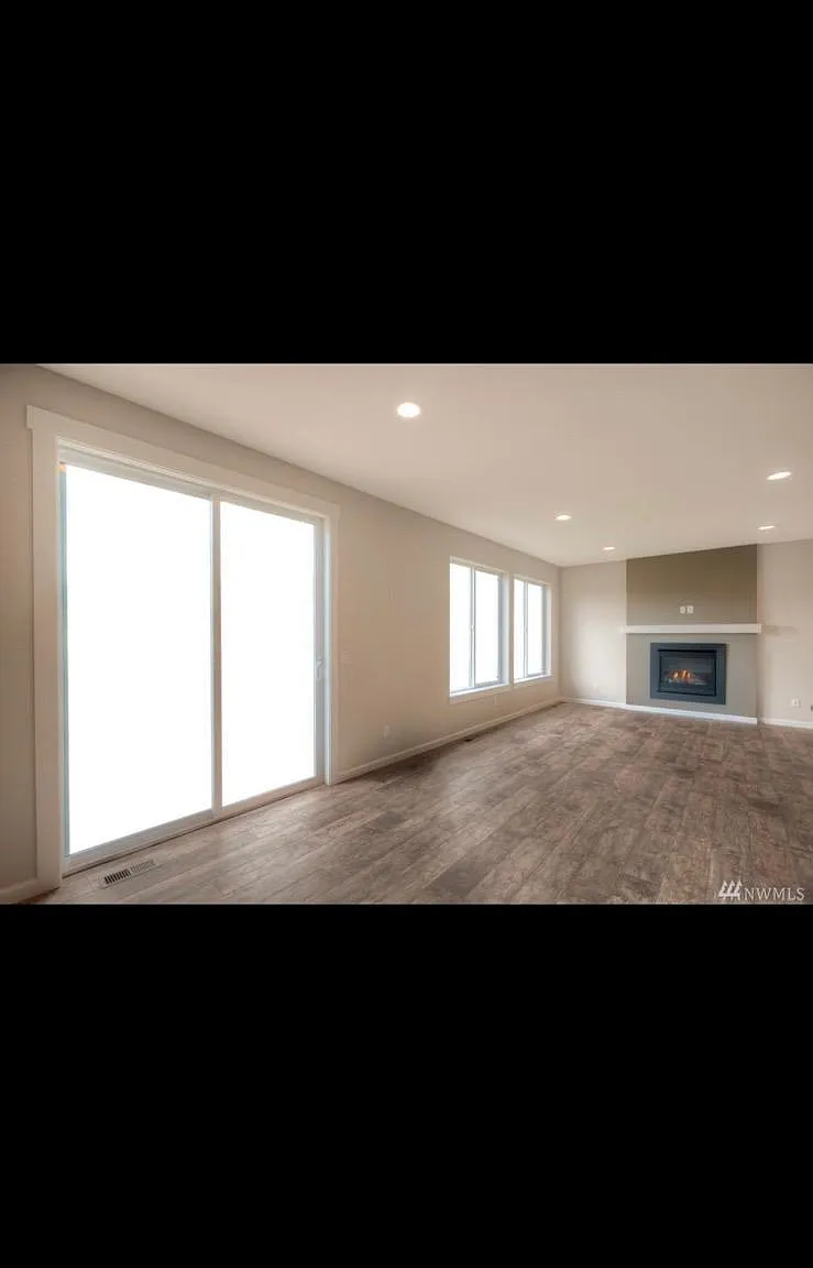 5 bed, 3.5 bath, 2738 sqft, $4,500 — Photo 2