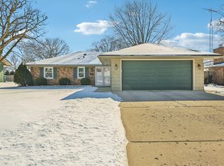 2250 Mayflower Dr, Aurora, IL 60506