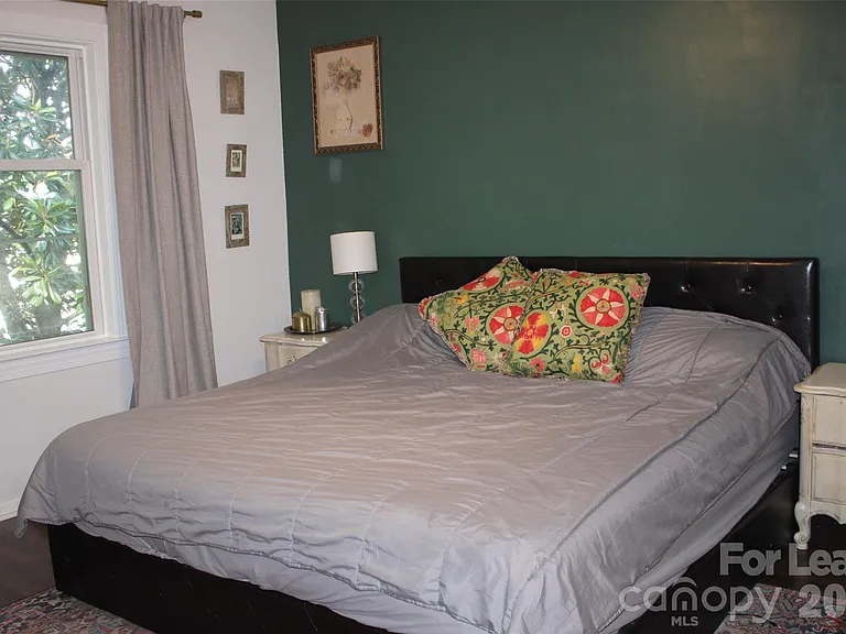430 Queens Rd — Photo 11