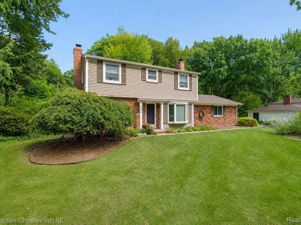 3560 Beach Rd, Troy, MI 48084