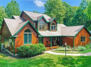 5 Moonlight Dr, Wallkill, NY 12589