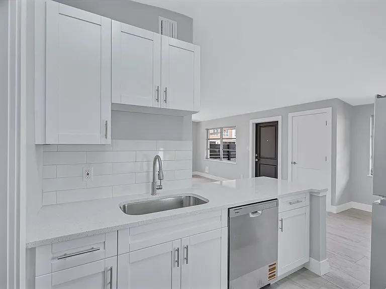 325 Capri Blvd — Photo 30