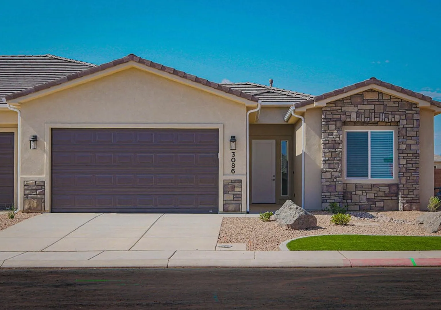 3 Bedroom 2 Bathroom Townhome in Sky Valley — Photo 1