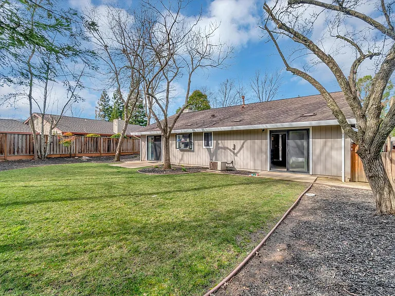 1060 Saint Andrews Dr — Photo 30