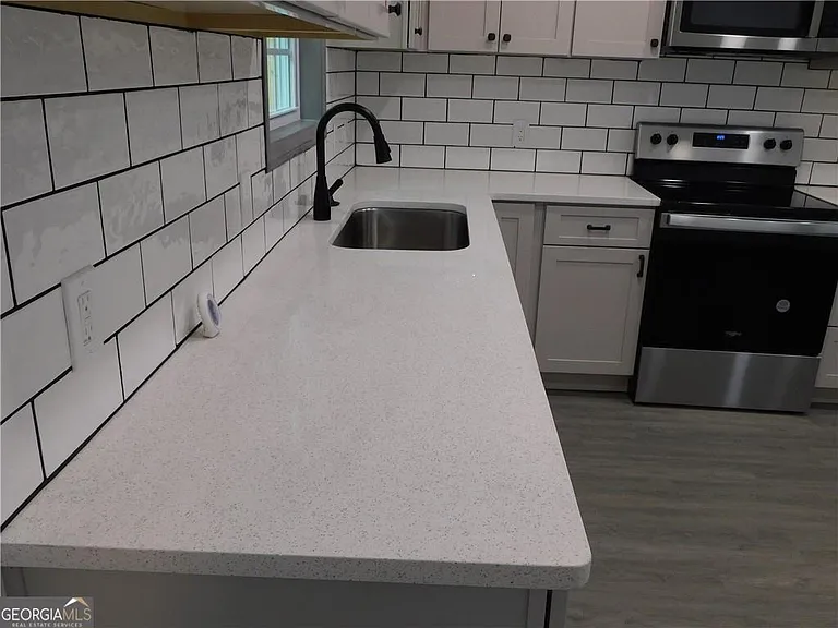 221 Stafford St NW — Photo 7