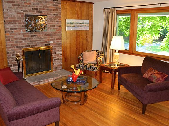 3rd image of 2 Woodchuck Ct W
