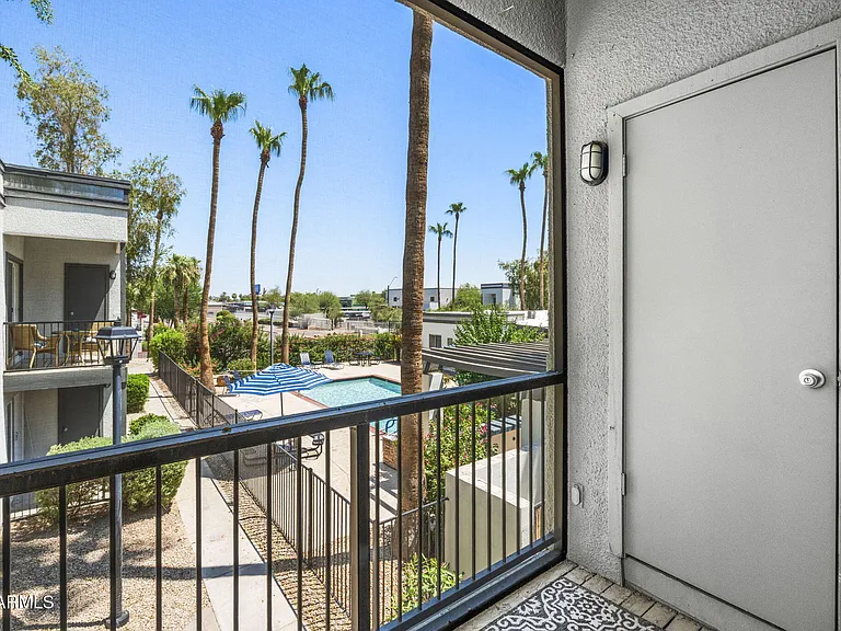 740 W Elm St #207 — Photo 26
