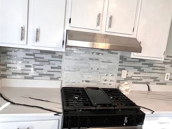 5th image of 2752 Copley Rd