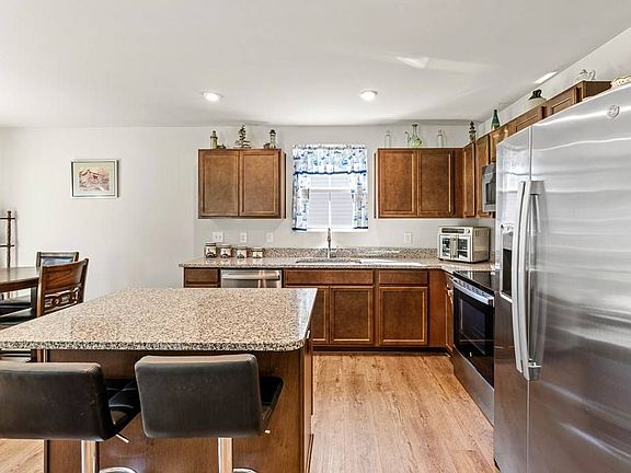 4th image of 215 Highland Station Dr