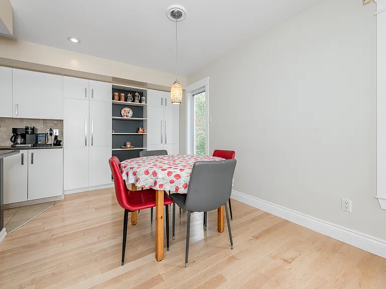 1238 Barnwell Cres — Photo 7