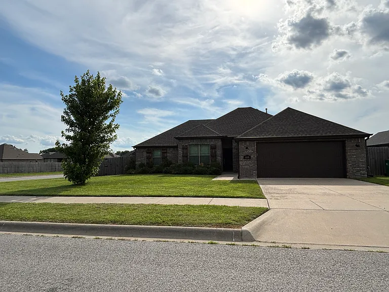 469 Yona Ln — Photo 1