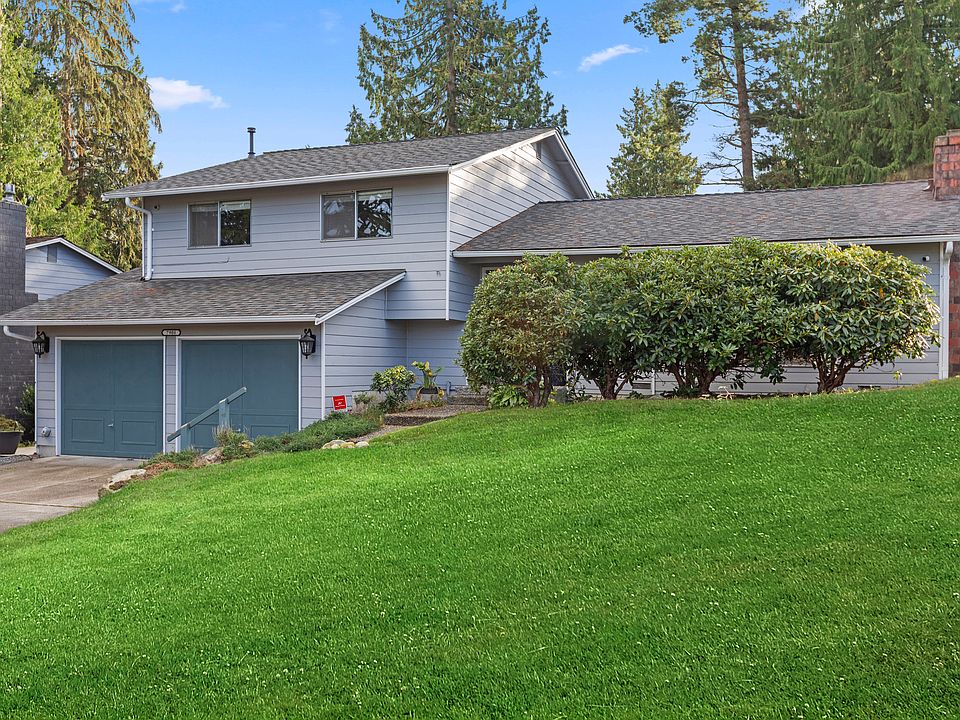 Beautiful Seaview Home with 2 Car Garage and Large Driveway