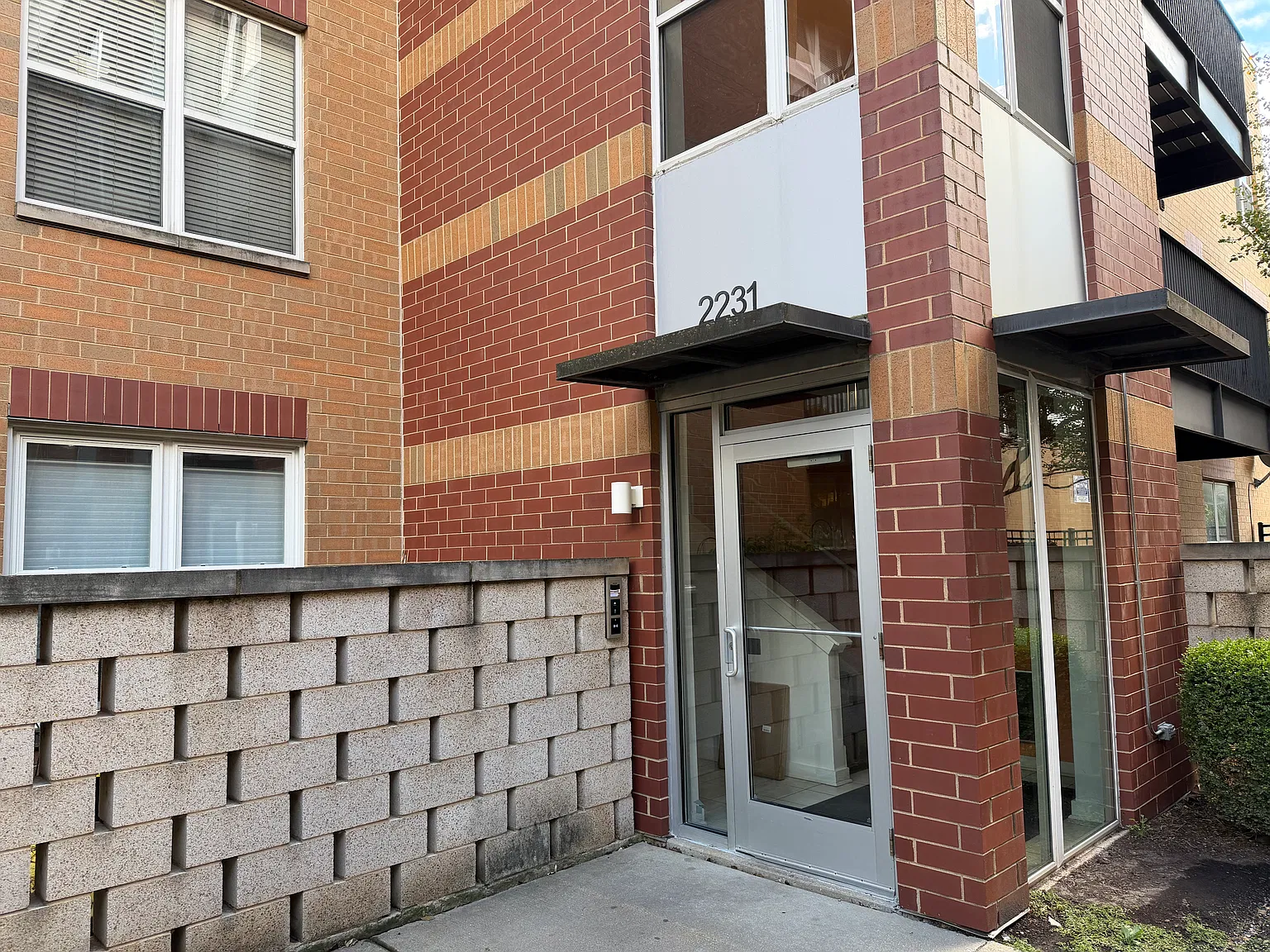 2 bed, 1100 sqft, $2,200 — Photo 2