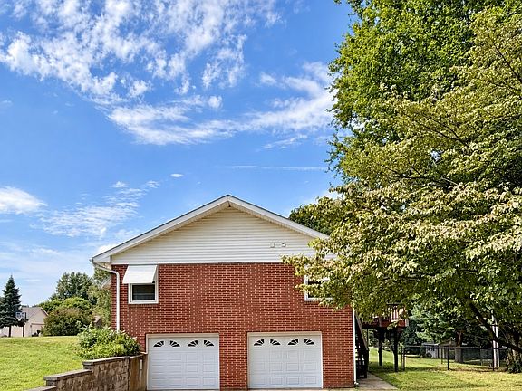 3rd image of 1029 Orchard Dr
