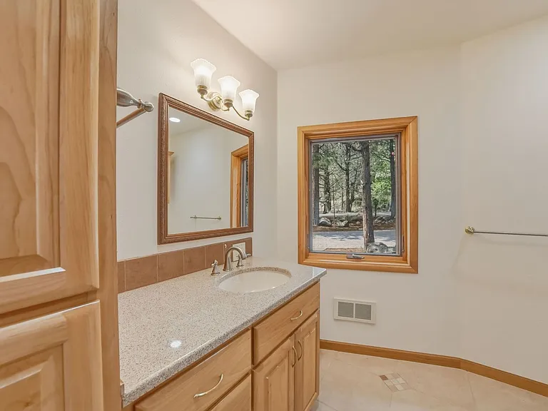 637 NW Silver Buckle Rd — Photo 45