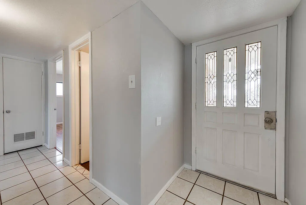 3 bed, 1.0 bath, 1373 sqft, $2,100 — Photo 3