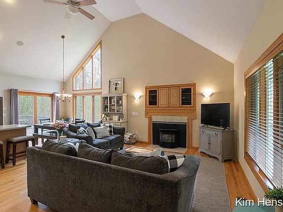 2nd image of 13885 Pointe North Ct NE