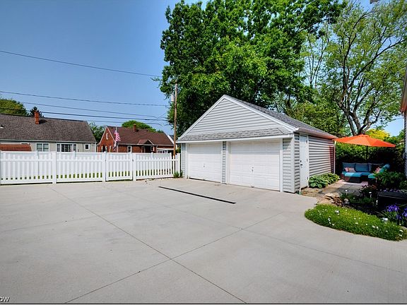 4th image of 15881 Glenridge Ave