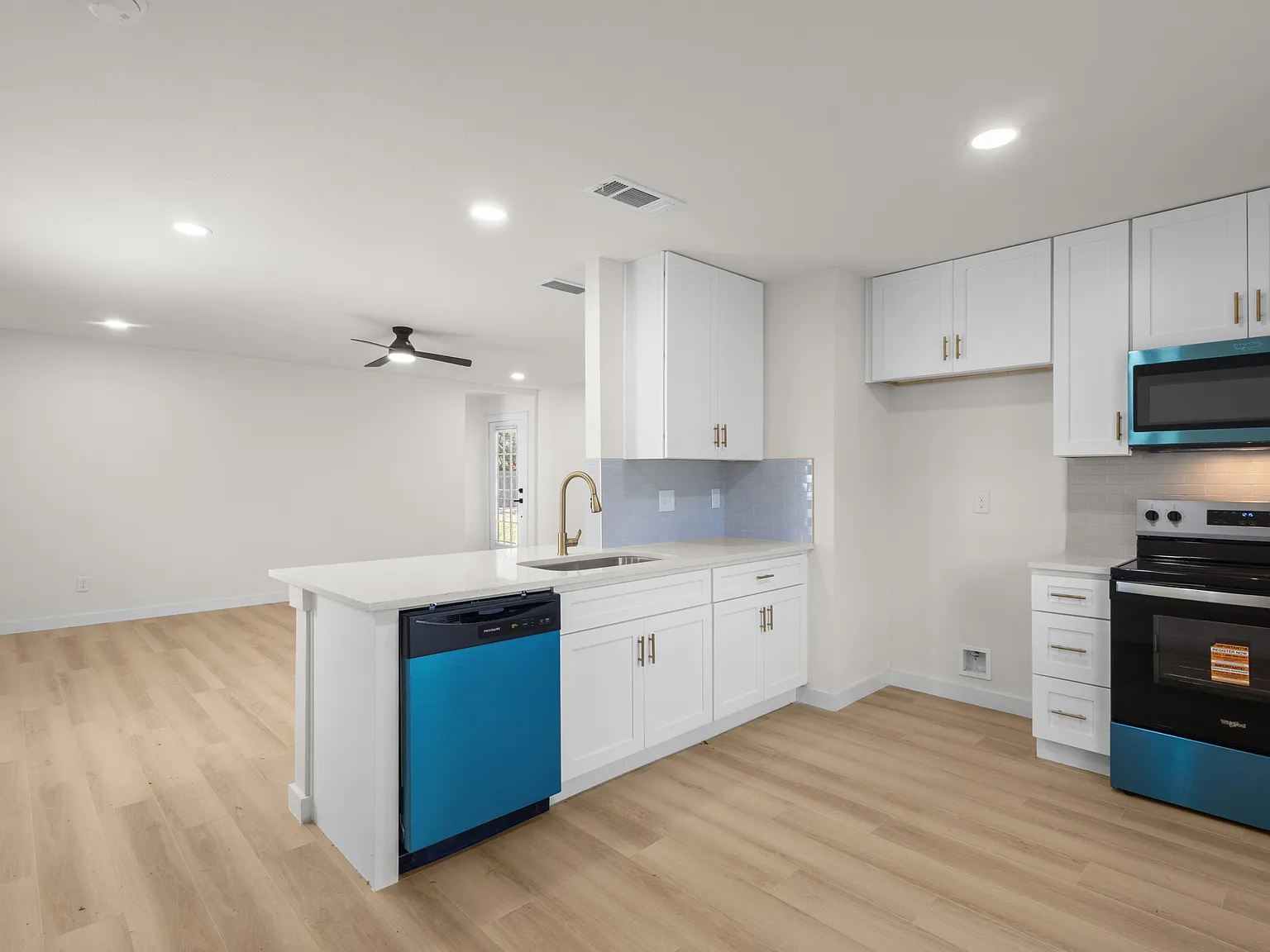 4 bed, 1128 sqft, $2,300 — Photo 2