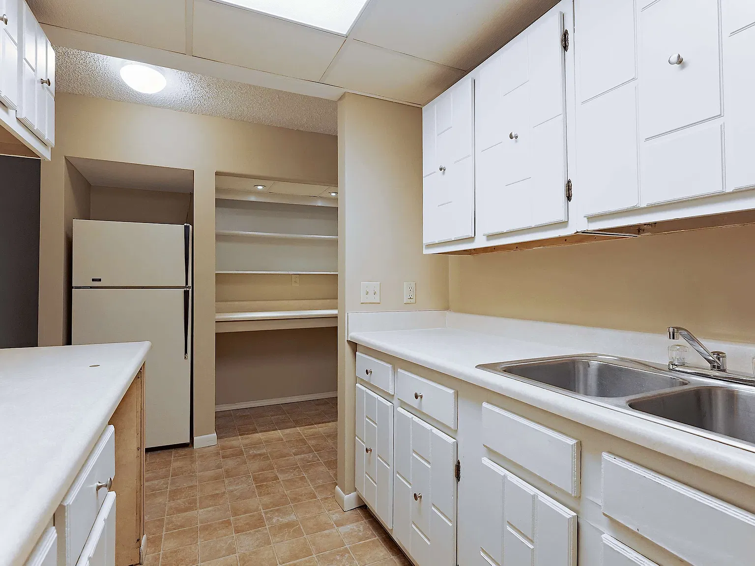 2 bed, 1100 sqft, $929 — Photo 3