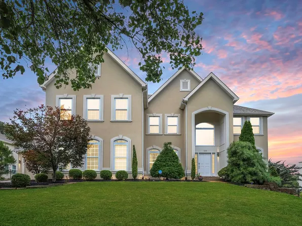 1290 Polo Lake Dr, Ellisville, MO 63021