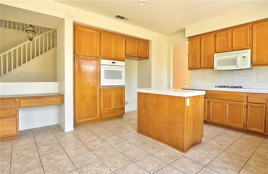 4 bed, 2.5 bath, 2283 sqft, $4,235 — Photo 4