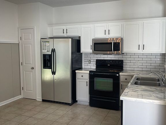 4th image of 10 Hartland Ct