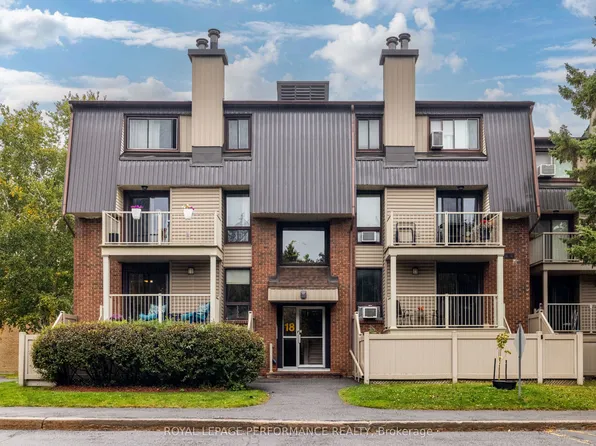 18 Sweetbriar Cir #7, Ottawa, ON K2J 2K4
