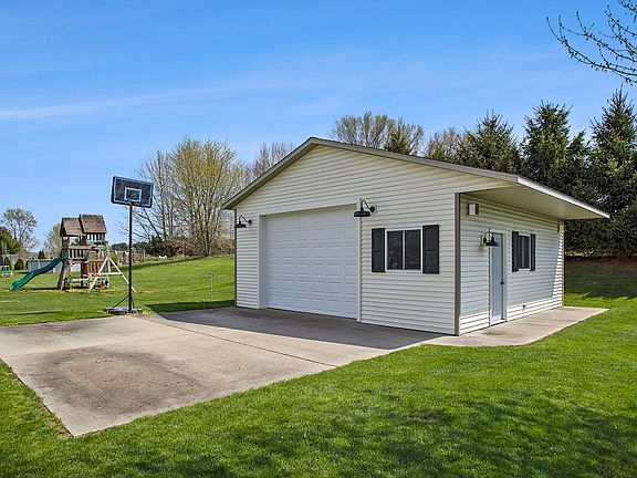 4th image of 32873 Zinfandel Ave