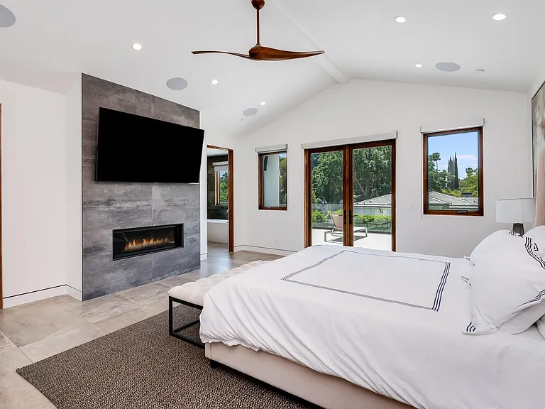 23262 Gonzales Dr — Photo 44