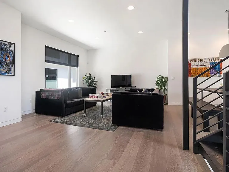 3235 Louise St — Photo 18