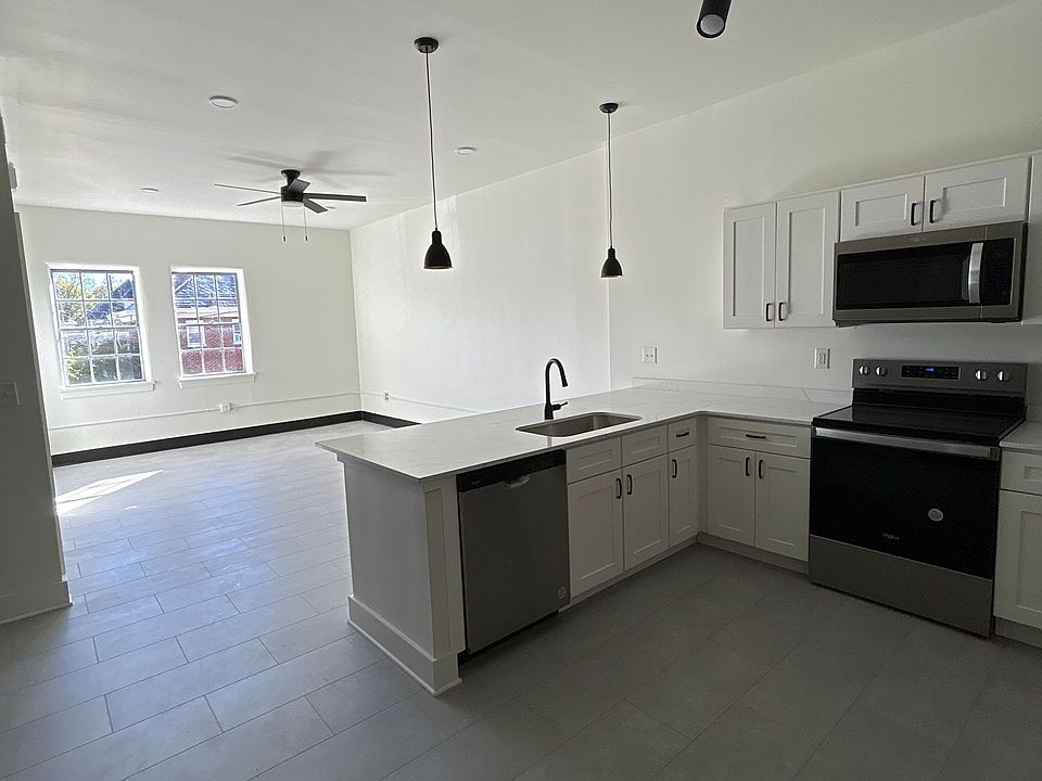 1st image of 825 Stewart Ave SE #101