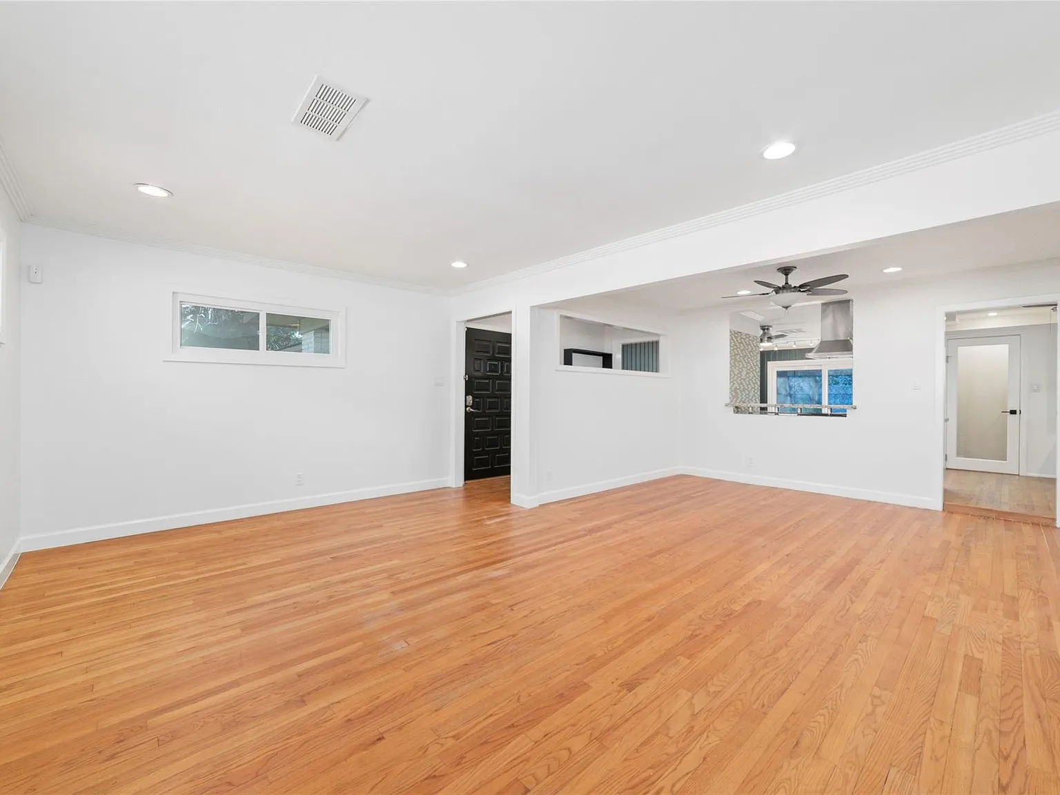 3 bed, 2.0 bath, 1974 sqft, $3,300 — Photo 3