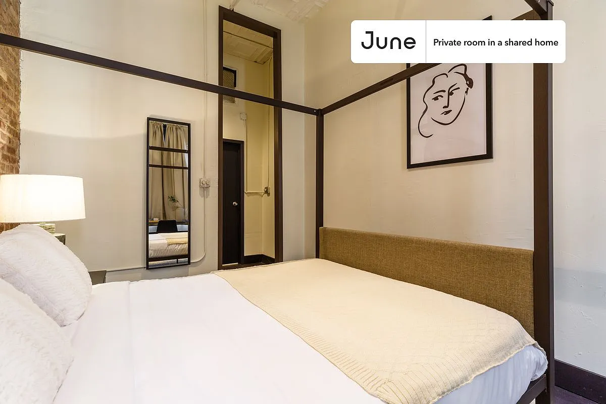 Queen bedroom in 5 bed/2 bath home in Chelsea #335 D — Photo 2