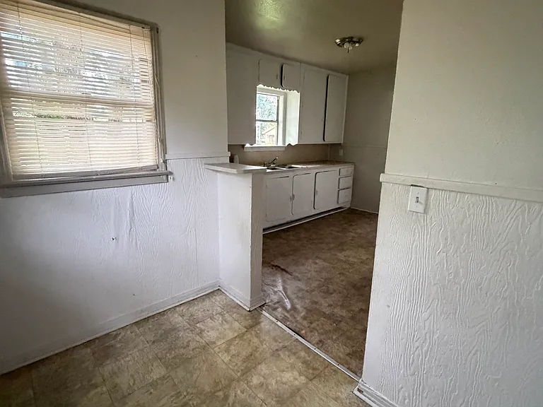 2210 Wilson St — Photo 8